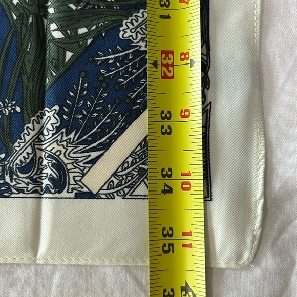 R-2237- Women's Scarf Blue Green Cream Colors NWT - Picture 3 of 8